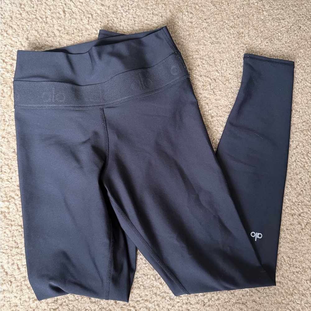 Alo Yoga 7/8 High-Waist Airlift Leggings. 
Women size M Black